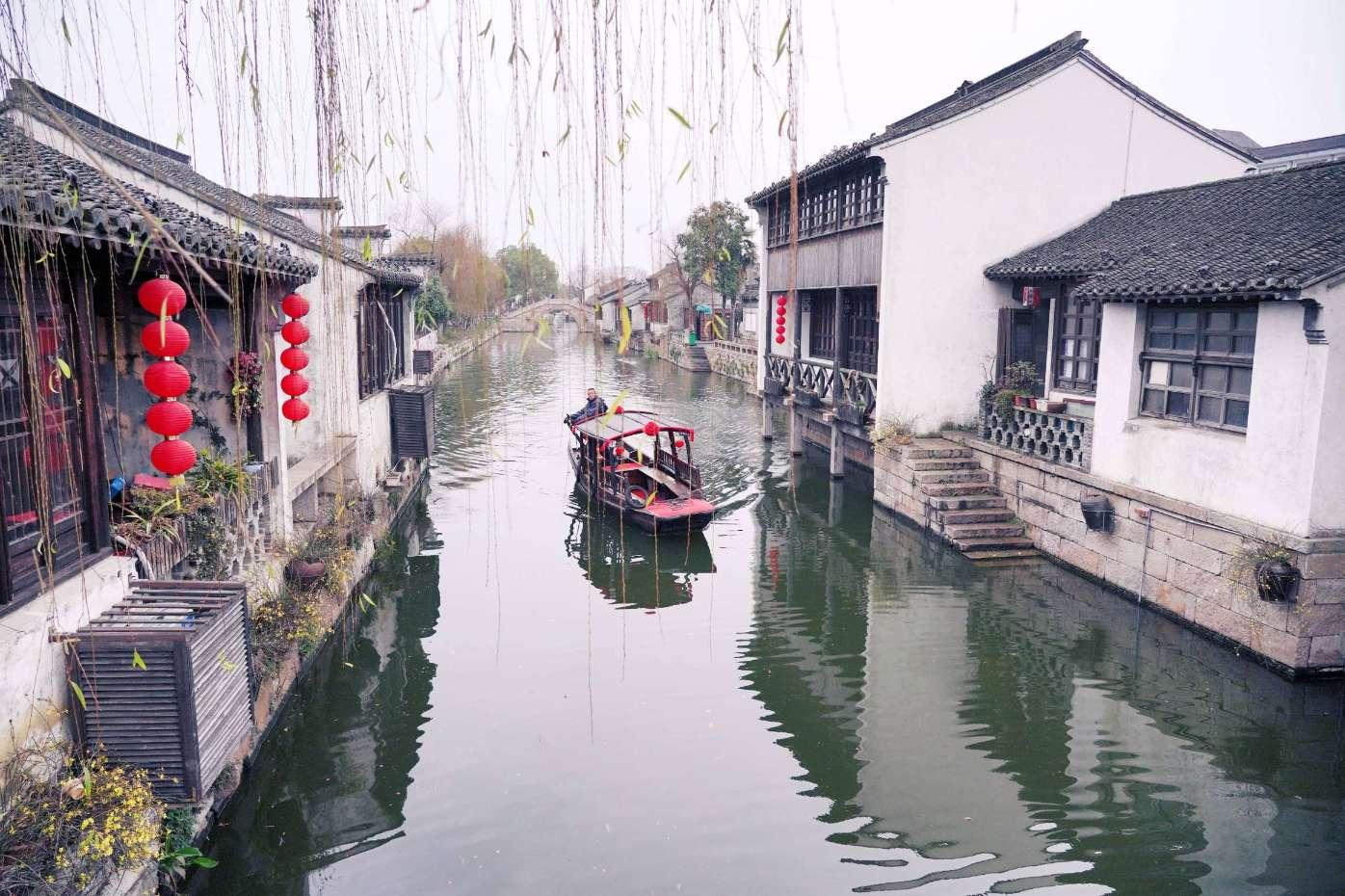 当长腿姑娘搭配牛仔短裤，休闲穿搭，还需要高跟鞋吗？